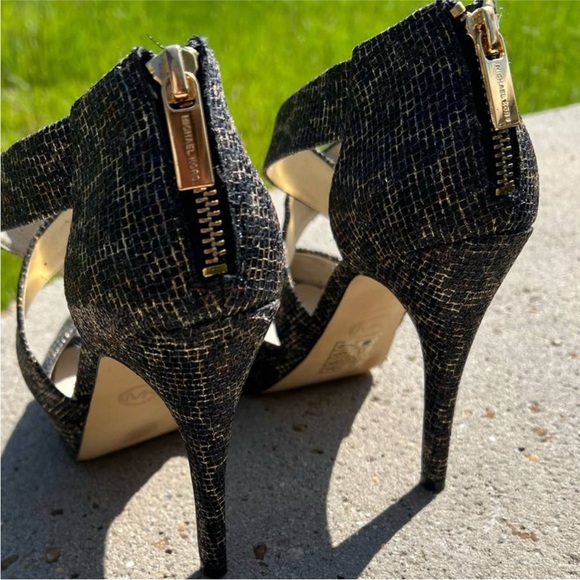 Michael Kors Black and Gold Textured snakeskin print Heels size 7 - Picture 3 of 15